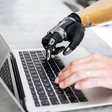 Mão biônica com inteligência artificial oferece maior destreza