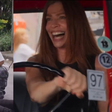 Nem Tarantino pensaria nisso! Arminda foge com dinheiro roubado, atropela Lucélia e leva web ao delírio com cena HILÁRIA de 'Três Graças'