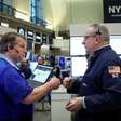 Wall St cai na abertura com salto de rendimentos por preocupações com a inflação