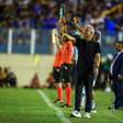Luís Castro liga alerta no Grêmio após classificação e admite: "É um problema"