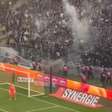 Vândalos do Nantes invadem campo e juiz cancela jogo