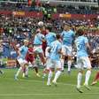Com dois gols de zagueiro, Roma vence a Lazio e fica perto da Champions