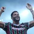 Hulk pisa no gramado do Maracanã e é ovacionado pela torcida do Fluminense