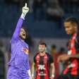 Com gol de Tiago Volpi, Bragantino faz dever de casa e bate o Vitória