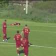 Vídeo: jogador contundido faz um gol contra bizarro no futebol da Moldávia