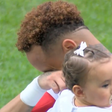 Neymar se emociona durante o hino em última partida antes de convocação para Copa