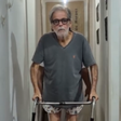 Ator de novelas da Globo comemora ficar sentado sozinho após passar 75 dias internado