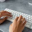 Por que F e J têm relevo? A ciência por trás da digitação sem olhar