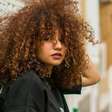 Cortes de cabelo para cabelos cacheados com franja 2026: oito estilos que realçam os cachos e rejuvenescem na hora