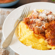 Polenta com molho de linguiça: receita perfeita para dias de chuva