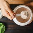 Whey protein caseiro realmente funciona? Entenda se a mistura que bombou nas redes sociais faz efeito