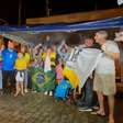 Torcedores 'acampam' em frente ao condomínio de Neymar e pedem aparição do craque após convocação