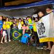 Neymar é convocado e moradores fazem festa em frente ao condomínio do jogador em Santos