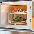 Ondas, dipolos e calor: como o micro-ondas cozinha os alimentos e por que o prato às vezes esquenta mais que a comida