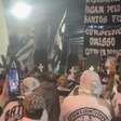 Torcida do Santos faz protesto na Vila Belmiro e chama conselheiros de "omissos"