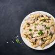 Macarrão com frango e espinafre: receita saudável, rápida e perfeita para a correria do dia a dia