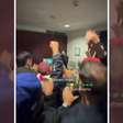 Família de Gabriel Magalhães comemora no estádio convocação do zagueiro para a Copa