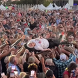 Sensacional: idosa de 99 anos se torna a pessoa mais velha a fazer crowd surfing e entra para o Guinness Book