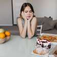 Comer sem controle? 4 dicas para lidar com a compulsão alimentar