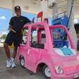 Preços altos da gasolina levam norte-americanos a improvisar, desde ônibus até carros de brinquedo