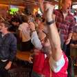 Jornalista da ESPN entra na comemoração da torcida do Arsenal após título da Premier League