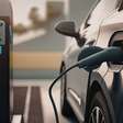 Vaga liberada ou guincho: nova lei quer punir quem deixar carro elétrico parado após recarga