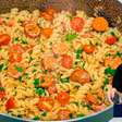 Macarrão cremoso com salsicha feito em uma panela só, para economizar tempo e dinheiro