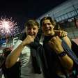Torcedores do Arsenal celebram madrugada adentro o título inglês; vídeo