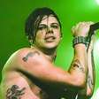 Yungblud diz que música ao vivo ficou inacessível; MGK rebate