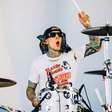Documentário sobre Travis Barker revela detalhes de acidente de avião quase fatal