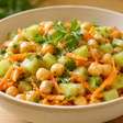 Salada de grão-de-bico com chuchu e cenoura: leve, nutritiva e prática para o dia a dia