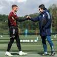 Técnico do Aston Villa tenta manter a fama de "Rei da Liga Europa" diante do Freiburg