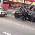 Vídeo mostra o momento em que ex-piloto do Globocop é baleado em assalto em SP; idoso morreu