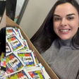 Mãe gasta mais de R$ 40 mil em figurinhas da Copa do Mundo e viraliza nas redes sociais