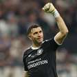 Dibu Martínez revela ter jogado a final da Liga Europa com dedo quebrado