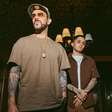 Duo Tropkillaz explica processo de releitura do repertório de Erasmo Carlos