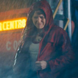 O que a psicologia revela sobre quem ignora o guarda-chuva e anda na chuva sem medo