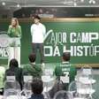 Gustavo Gómez ganha homenagem no Palmeiras por recorde de títulos