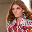 Anne Hathaway, Zendaya e mais famosas assistem ao desfile cruise da Louis Vuitton em NY; brasileiras marcam presença na passarela