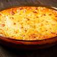 Batata recheada na travessa: receita cremosa que rende muito