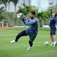Tadeu manda recado para Thiago Rodrigues no Goiás e goleiro expõe bastidores