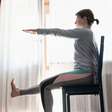 Yoga na cadeira: Prática ajuda no alongamento e reduz o estresse