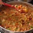 Sopa de feijão com aquele gostinho de comida de mãe, para aquecer a família nos dias mais frios