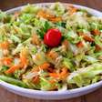 Salada de repolho diferente e muito saborosa, para até quem não gosta de verdura repetir o prato