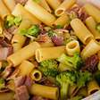 Macarrão com brócolis e bacon: um prato rápido e suculento para você preparar num dia corrido