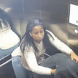 Homem salva namorada de ser morta pelo ex-marido a facadas dentro de elevador; veja vídeo