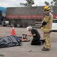 Motociclista morre em acidente, e caminhoneiro se ajoelha para rezar ao seu lado
