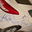 Criança risca carro do pai com caneta permanente e mãe desabafa: 'Minha reação foi chorar'