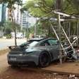 Homem perde controle de Porsche e bate em aparelhos de ginástica no Itaim Bibi