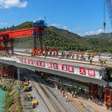 Engenharia chinesa chama atenção após substituir viaduto sob linha férrea em operação em menos de 24 horas